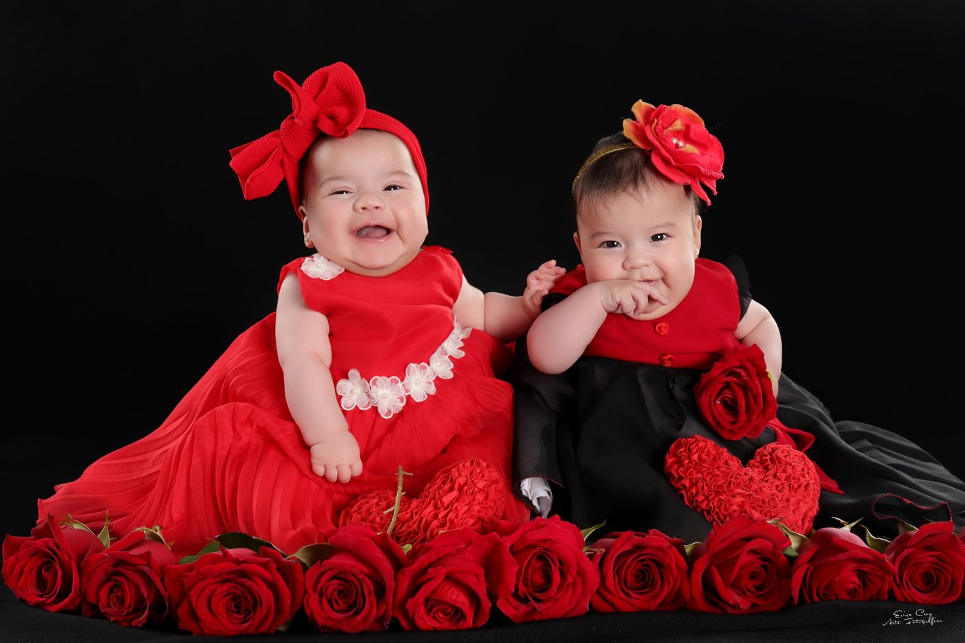 Mellizas vestidas de rojo entre rosas, Erica Cruz