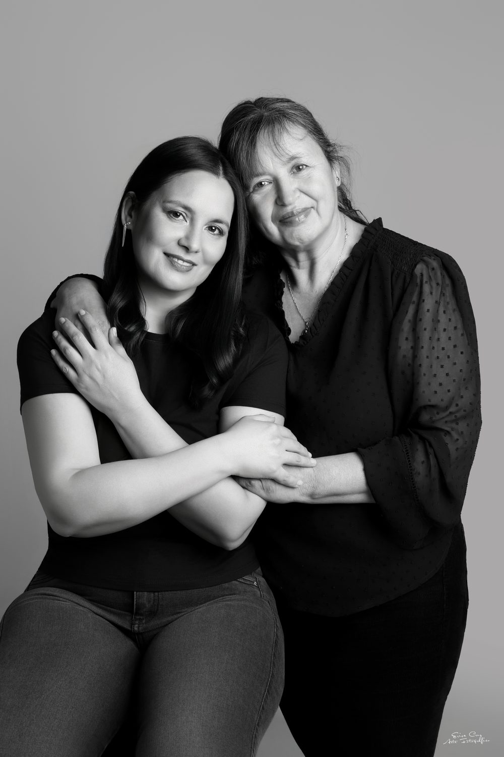 Madre e hija abrazadas, retrato en blanco y negro, Erica Cruz