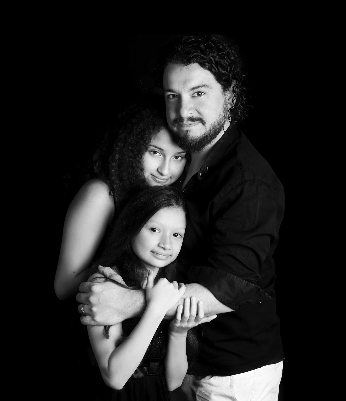 Padre con sus dos hijas, retrato en blanco y negro, Erica Cruz