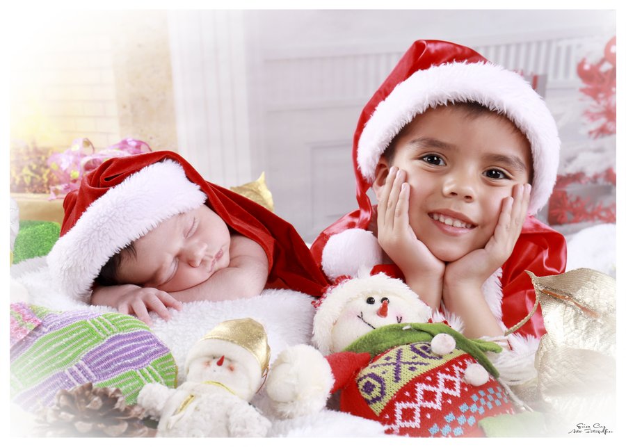 Hermanos con gorros de Pascua, sesión temática de Navidad